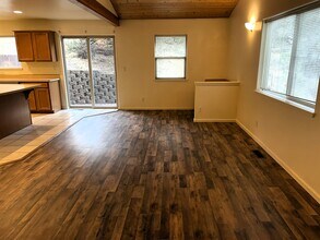 1755 NE Lotus Dr in Bend, OR - Building Photo - Building Photo