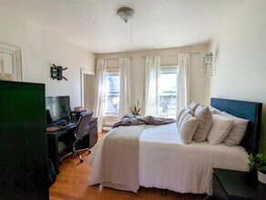 12 Evergreen Square, Unit 2 in Somerville, MA - Foto de edificio - Building Photo