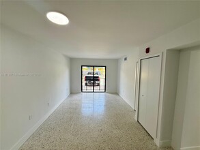 180 NE 57th St in Miami, FL - Foto de edificio - Building Photo