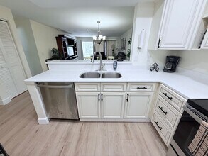 7004 W Country Club Dr N in Sarasota, FL - Building Photo - Building Photo