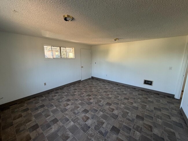 3282 Bursell Rd in Central Point, OR - Foto de edificio - Building Photo