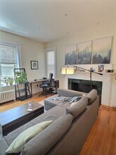 25 Garrison Rd, Unit 3 in Brookline, MA - Foto de edificio - Building Photo