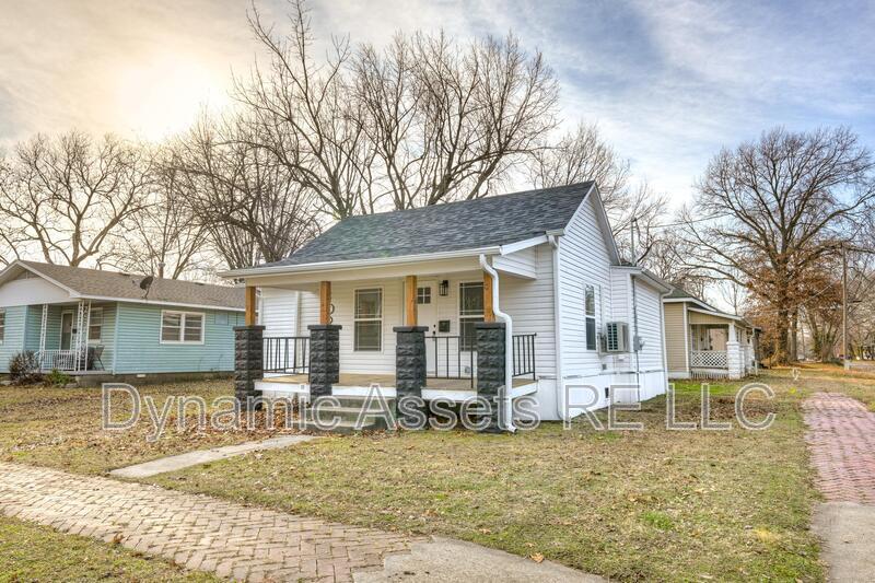 102 S Walnut St in Pittsburg, KS - Building Photo