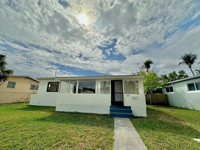 580 NE 170th St in North Miami Beach, FL - Building Photo - Building Photo