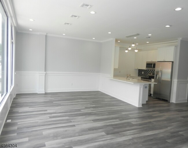 348 Millburn Ave, Unit 2nd Floor in Millburn, NJ - Building Photo - Building Photo