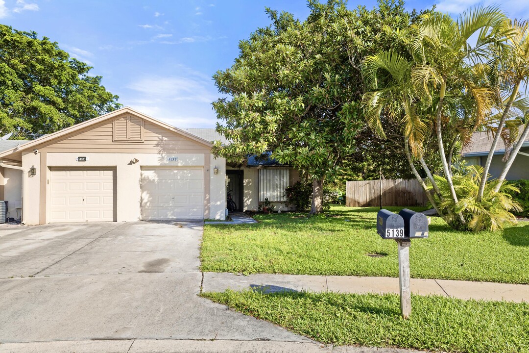 5133 Owls Ct in Greenacres, FL - Building Photo