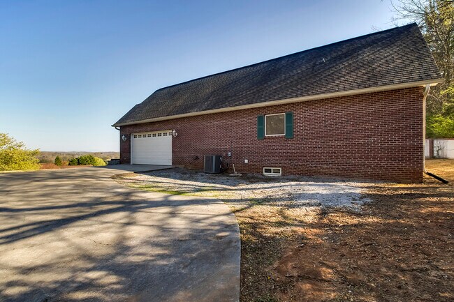 110 Hillvale Ln in Loudon, TN - Building Photo - Building Photo