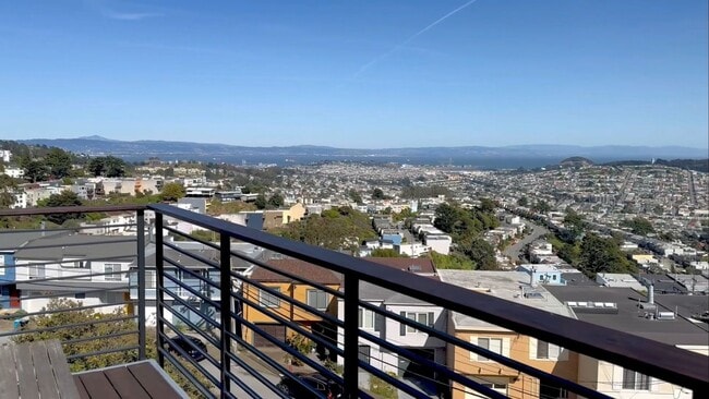 372 Cresta Vista Dr in San Francisco, CA - Building Photo - Building Photo