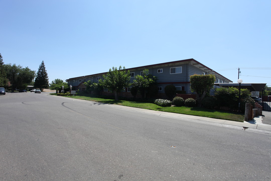 Lampliter Apartments in Stockton, CA - Building Photo