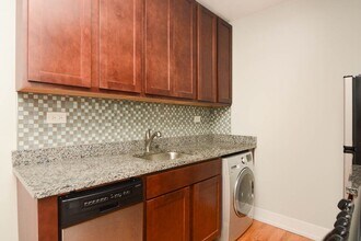 555 W Arlington, Unit 208 in Chicago, IL - Foto de edificio - Building Photo