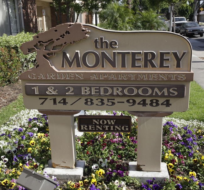 The Monterey Garden Apartments in Santa Ana, CA - Foto de edificio - Building Photo
