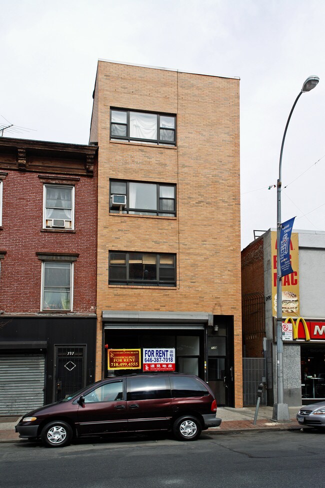 739 Grand St in Brooklyn, NY - Foto de edificio - Building Photo