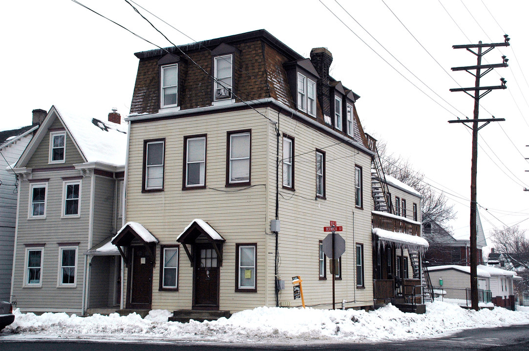 801 W Berwick St in Easton, PA - Building Photo