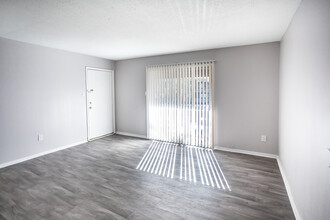 Oakridge Apartments in Memphis, TN - Building Photo - Interior Photo