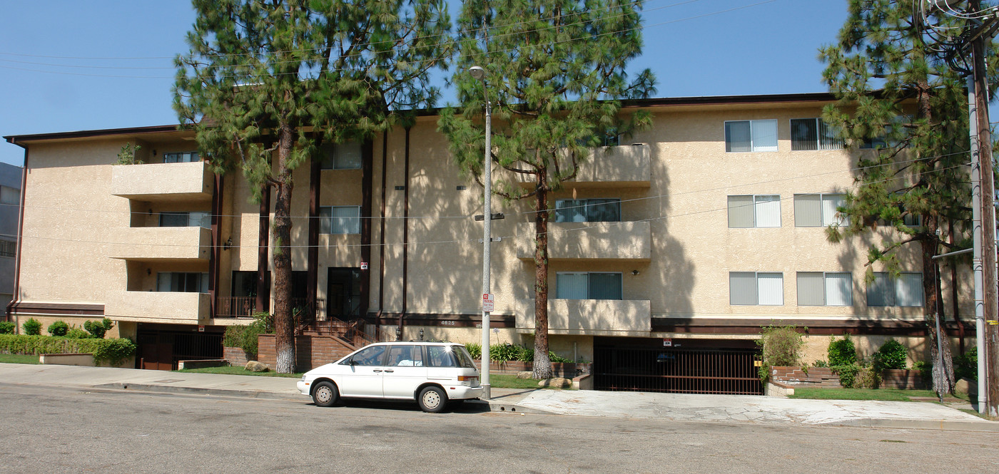 Americana Apartments in Sherman Oaks, CA - Building Photo