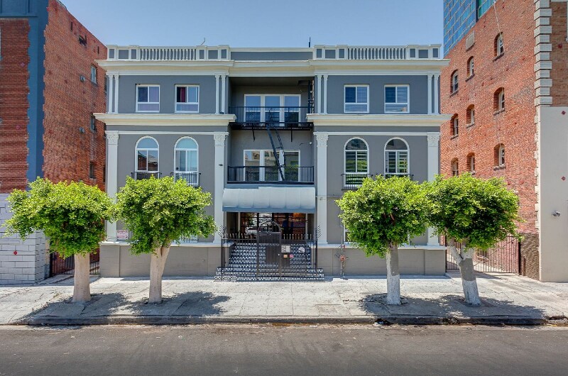 681 Shatto Pl in Los Angeles, CA - Building Photo