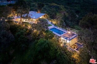 10556 Fontenelle Way in Los Angeles, CA - Building Photo