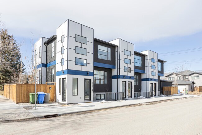 1004 17 Av NW