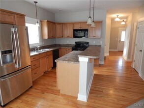 8176 Whitman Way in Liverpool, NY - Building Photo - Building Photo