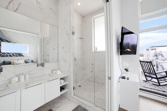 2048 W Chicago Ave in Chicago, IL - Foto de edificio - Building Photo