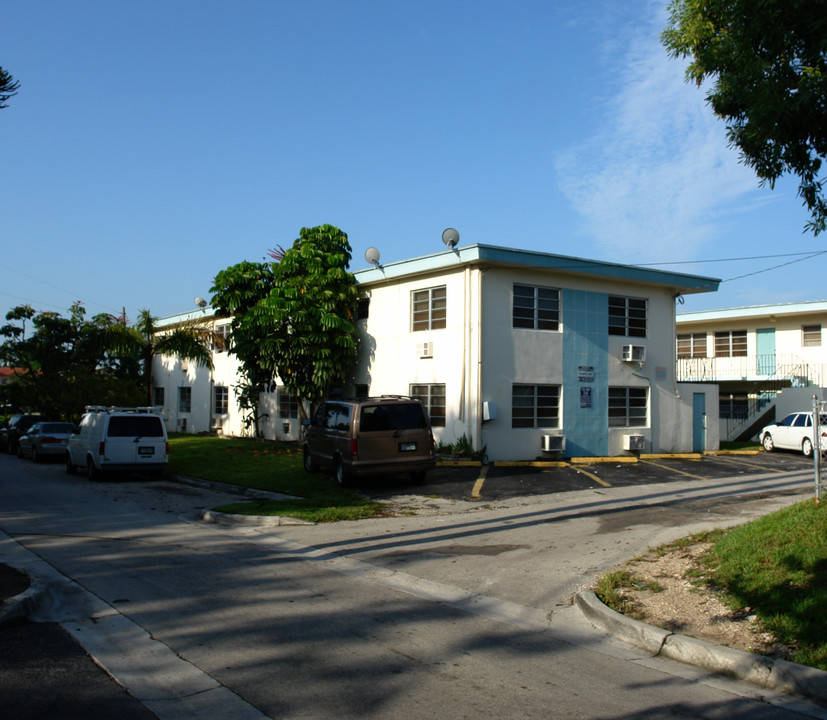 1989-1999 N Glades Dr in North Miami Beach, FL - Foto de edificio