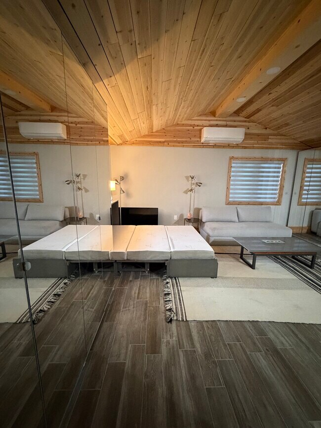 7711 Owensmouth Ave in Canoga Park, CA - Building Photo - Building Photo