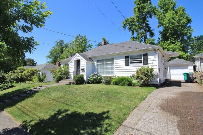 8111 SW 8th Ave in Portland, OR - Building Photo - Building Photo