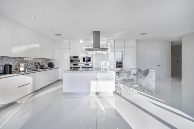 88 SW 7th St in Miami, FL - Foto de edificio - Building Photo