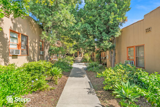 2548-2562 El Molino Ave in Altadena, CA - Foto de edificio - Building Photo