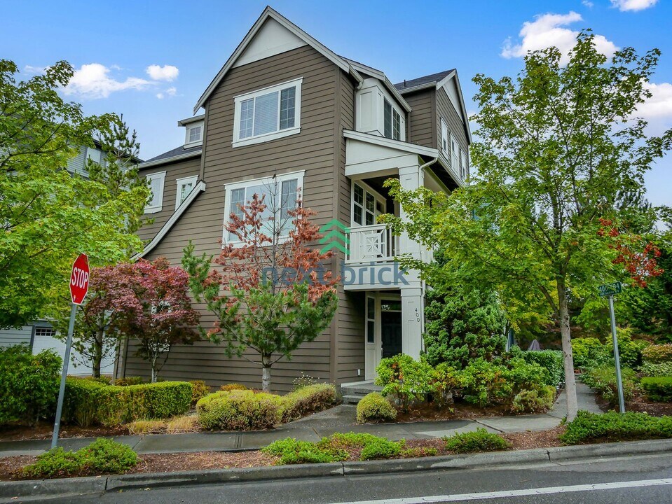 400 NE High St in Issaquah, WA - Building Photo