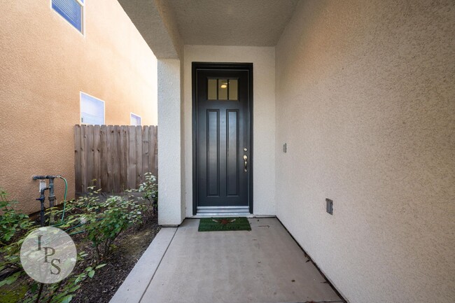 1325 E Via Viola Way in Fresno, CA - Building Photo - Building Photo