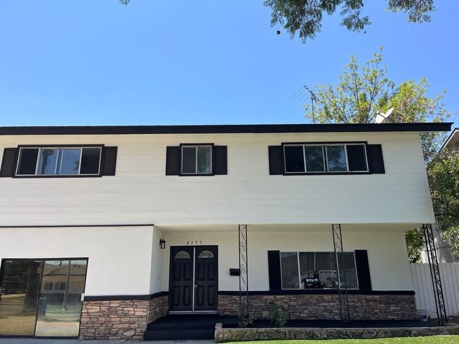 6133 Rhonda Rd