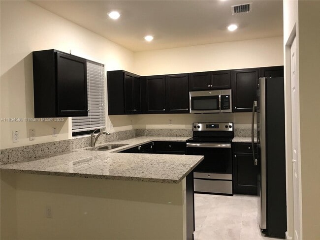 10390 W 33rd Ln in Hialeah, FL - Building Photo - Building Photo