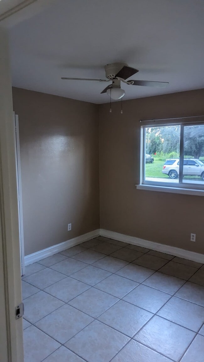 513 Meadow Rd in Lehigh Acres, FL - Building Photo - Building Photo