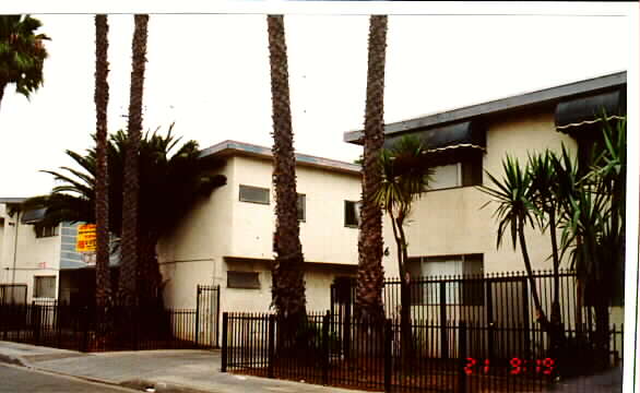 Century Palms Apartments in Inglewood, CA - Building Photo