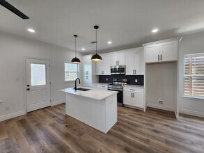 922 W Austin St, Unit A in Conroe, TX - Building Photo - Building Photo