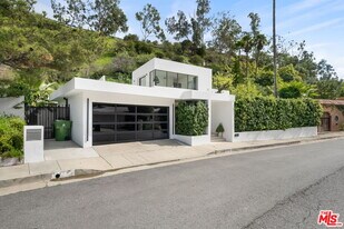 2048 N Beverly Dr in Beverly Hills, CA - Building Photo