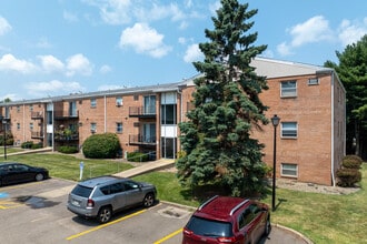 Fox Run Apartments in Austintown, OH - Foto de edificio - Building Photo
