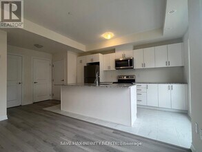 165 Tapscott Rd in Toronto, ON - Building Photo - Building Photo