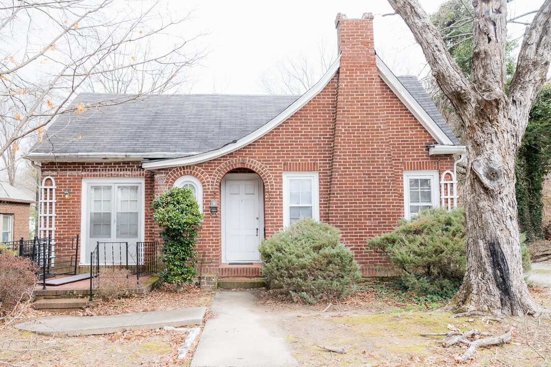 202 E Lake Dr in Greensboro, NC - Building Photo