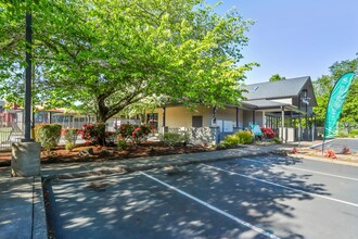 Ducks Village in Eugene, OR - Foto de edificio - Building Photo