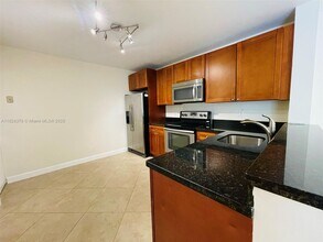 10101 W Sunrise Blvd in Plantation, FL - Building Photo - Building Photo