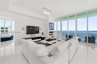 16001 Collins Ave in Sunny Isles Beach, FL - Foto de edificio - Building Photo
