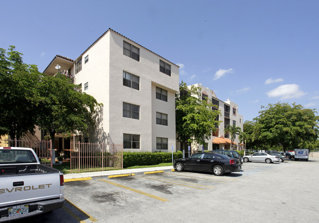 Vista Del Lago IV in Miami, FL - Foto de edificio - Building Photo