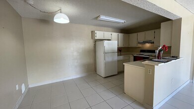 250 Palm Cir W in Pembroke Pines, FL - Foto de edificio - Building Photo