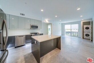 214 Westmoreland Ave, Unit 8 in Los Angeles, CA - Building Photo - Building Photo