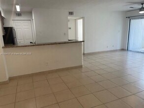 560 S Park Rd in Hollywood, FL - Foto de edificio - Building Photo