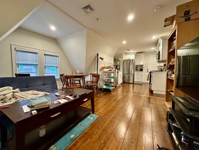 21 Bellevue St, Unit 2 in Waltham, MA - Building Photo - Building Photo
