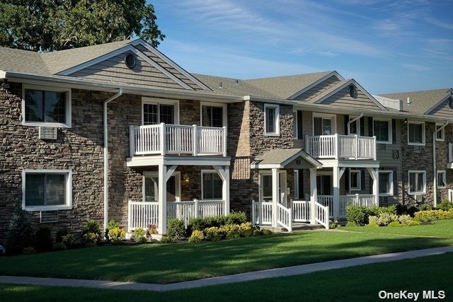 22 Williams Blvd-Unit -22-2C in Lake Grove, NY - Building Photo