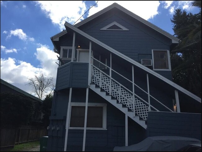 319 Flora St